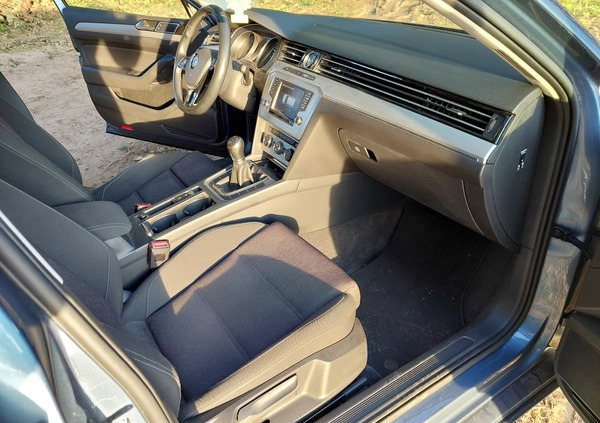 Volkswagen Passat cena 46999 przebieg: 239000, rok produkcji 2015 z Gostyń małe 301